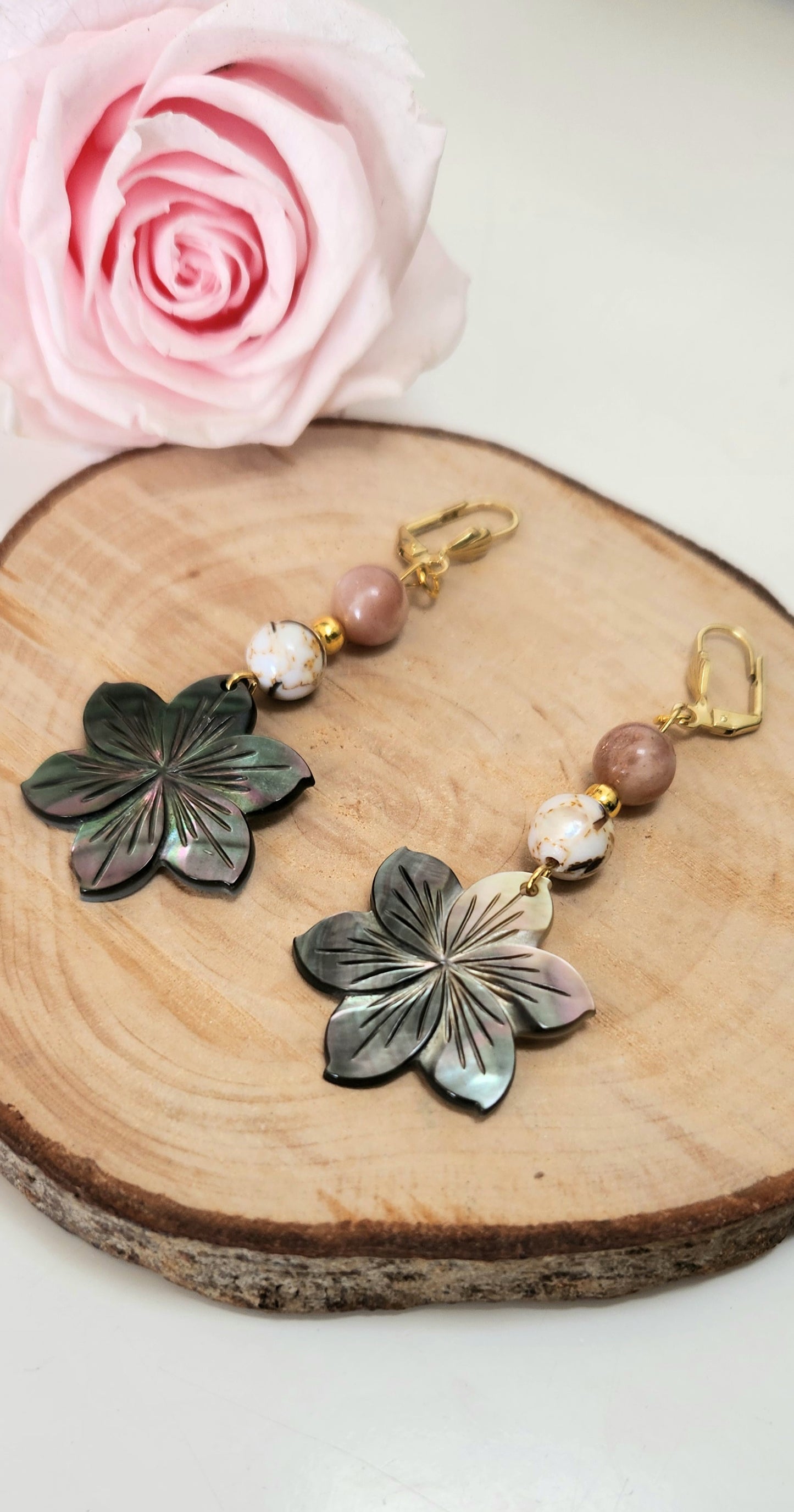 Boucles d'oreilles Fleurs nacre - Howlite coquillage & Pierre de lune