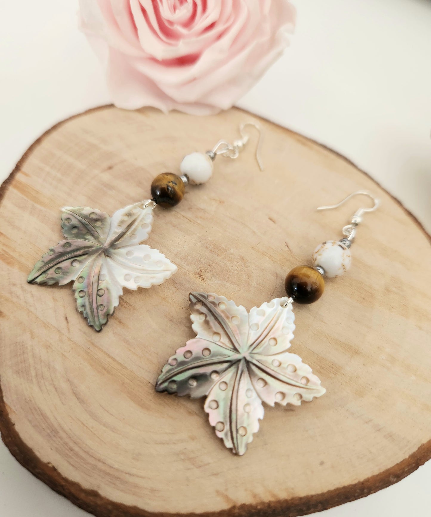 Boucles d'oreilles Fleurs nacre hawaïenne - Oeil de Tigre & Howlite coquillage