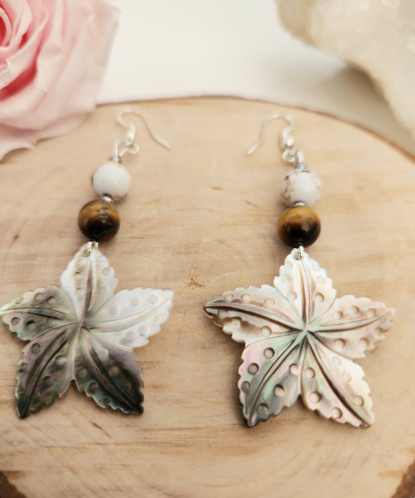 Boucles d'oreilles Fleurs nacre hawaïenne - Oeil de Tigre & Howlite coquillage