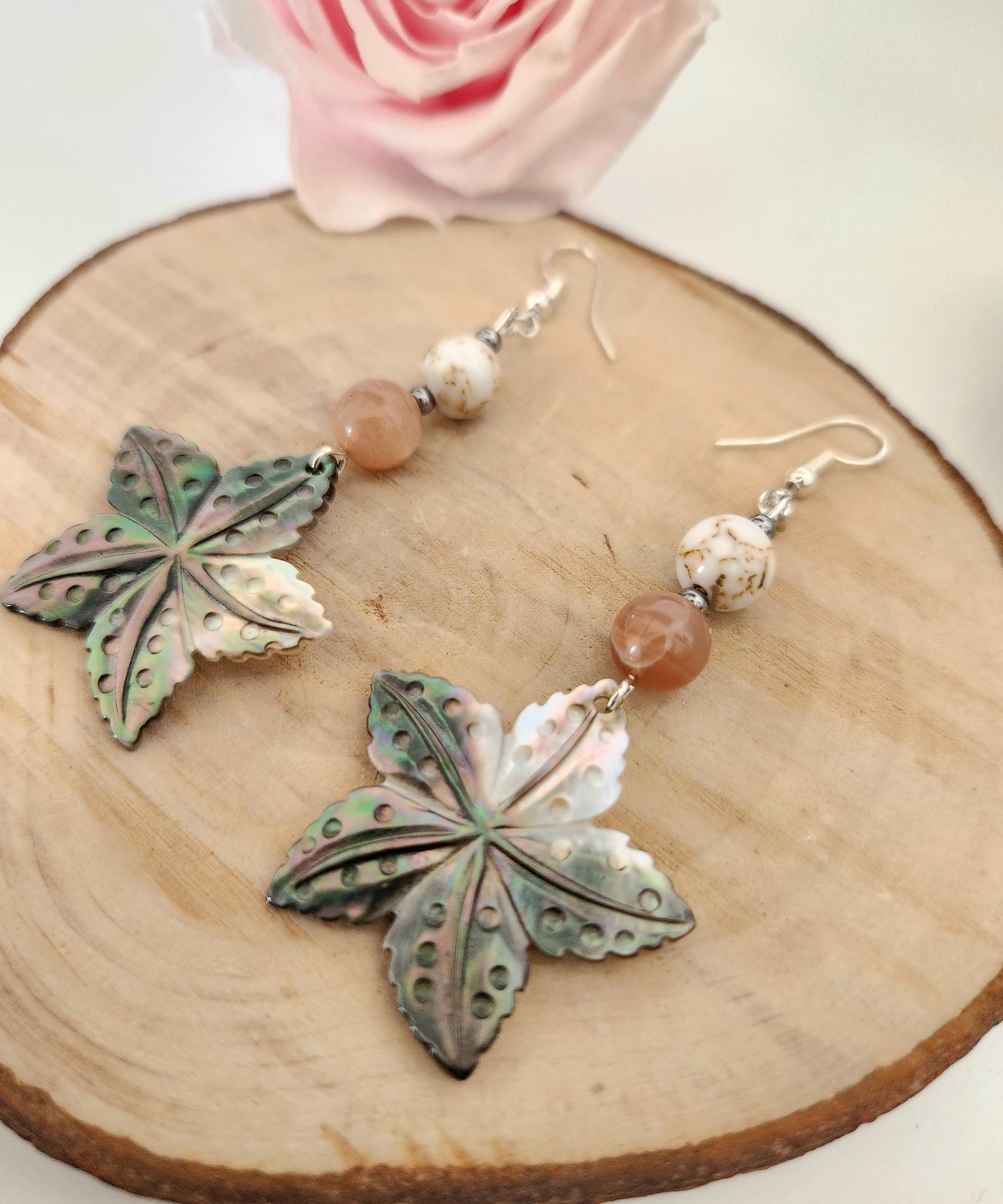 Boucles d'oreilles Fleurs nacre hawaïenne - Pierre de soleil & Howlite coquillage