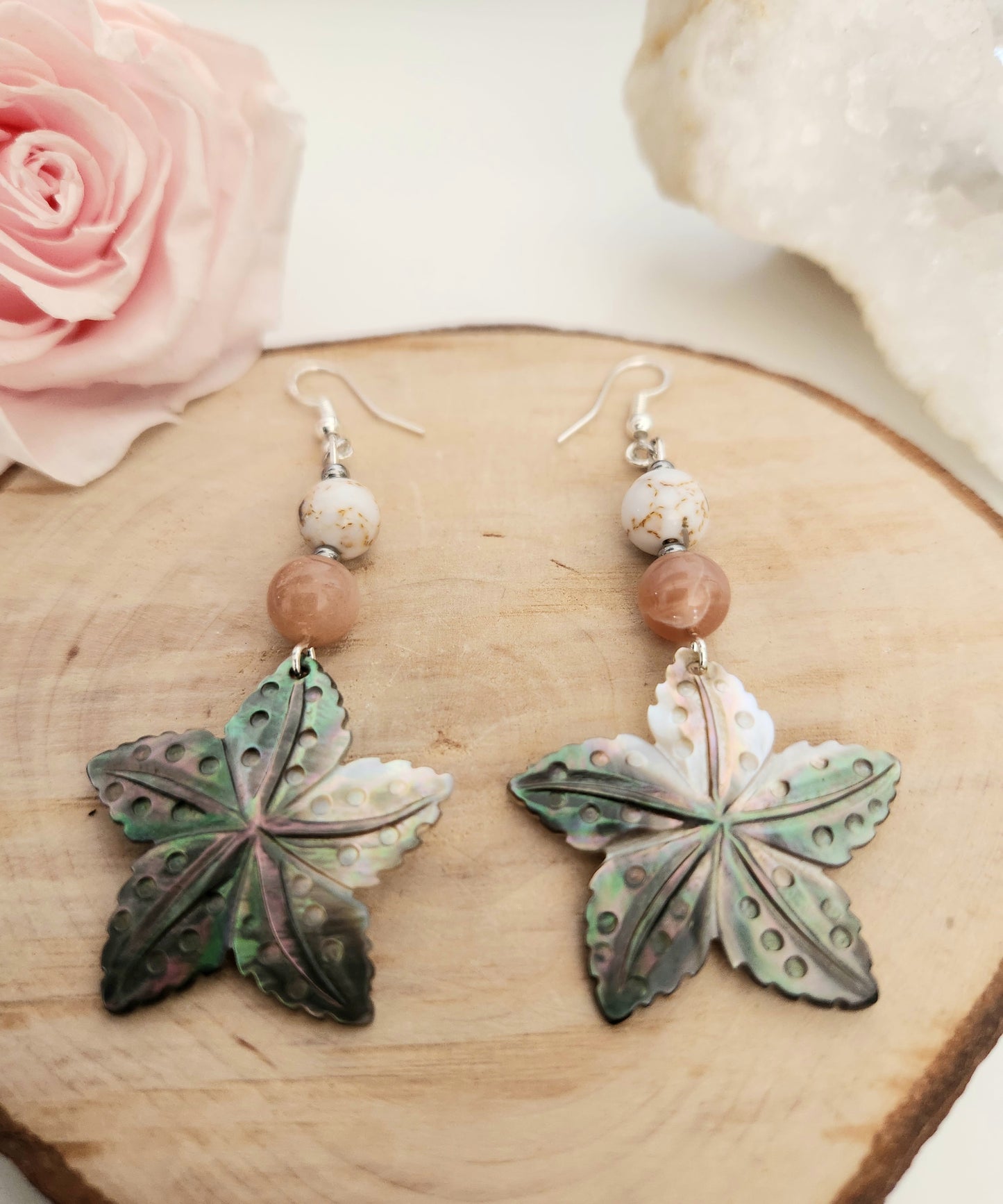 Boucles d'oreilles Fleurs nacre hawaïenne - Pierre de soleil & Howlite coquillage