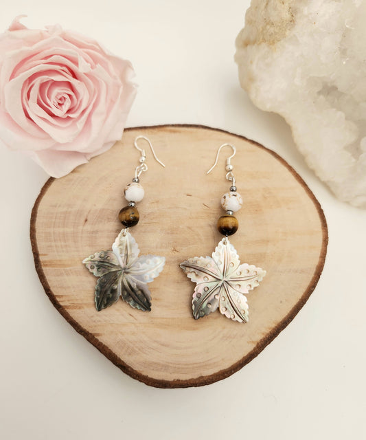 Boucles d'oreilles Fleurs nacre hawaïenne - Oeil de Tigre & Howlite coquillage