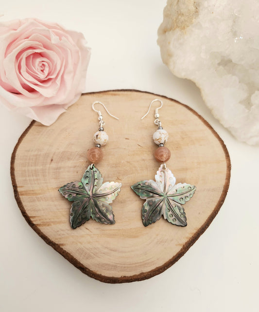 Boucles d'oreilles Fleurs nacre hawaïenne - Pierre de soleil & Howlite coquillage